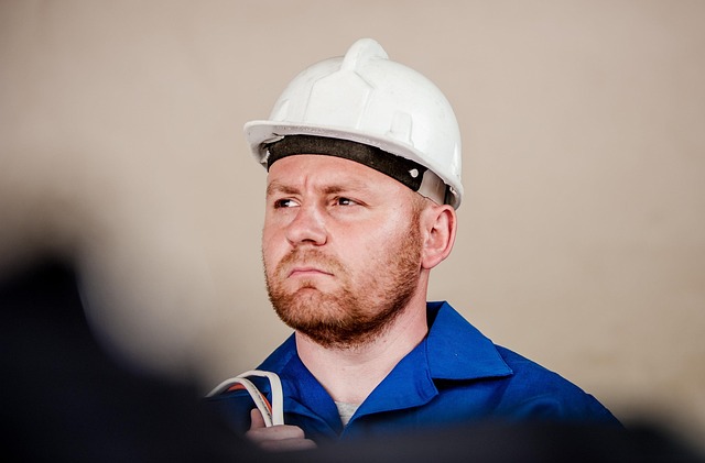 elektrikář při práci