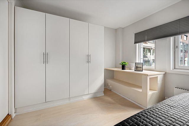 Skříň na míru jako partner pro balení zavazadla na dovolenou na poslední chvíli