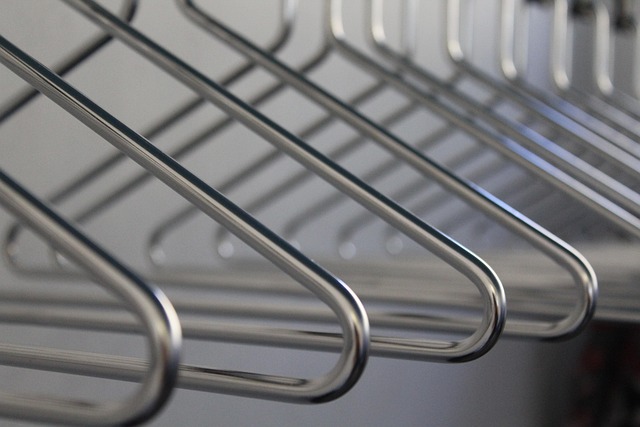 Minimalistický vzhled předsíně bytu v bytovém domě