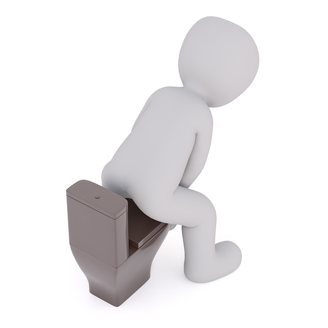 člověk sedící na toaletě